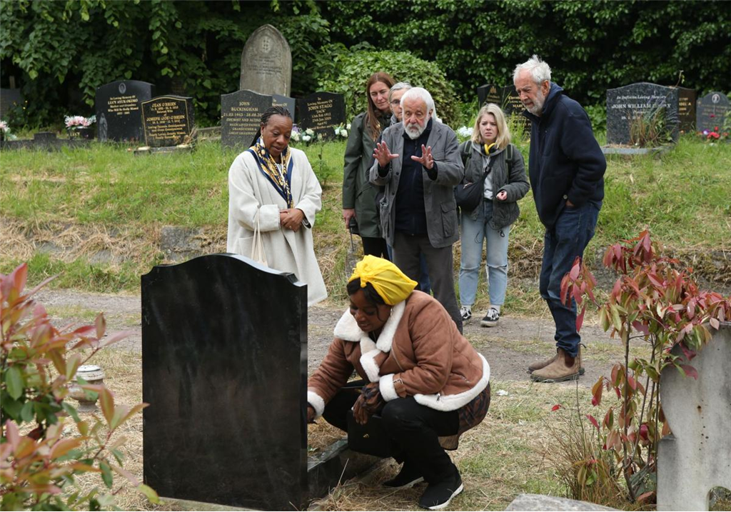 Mi única familia (Hard Truths)